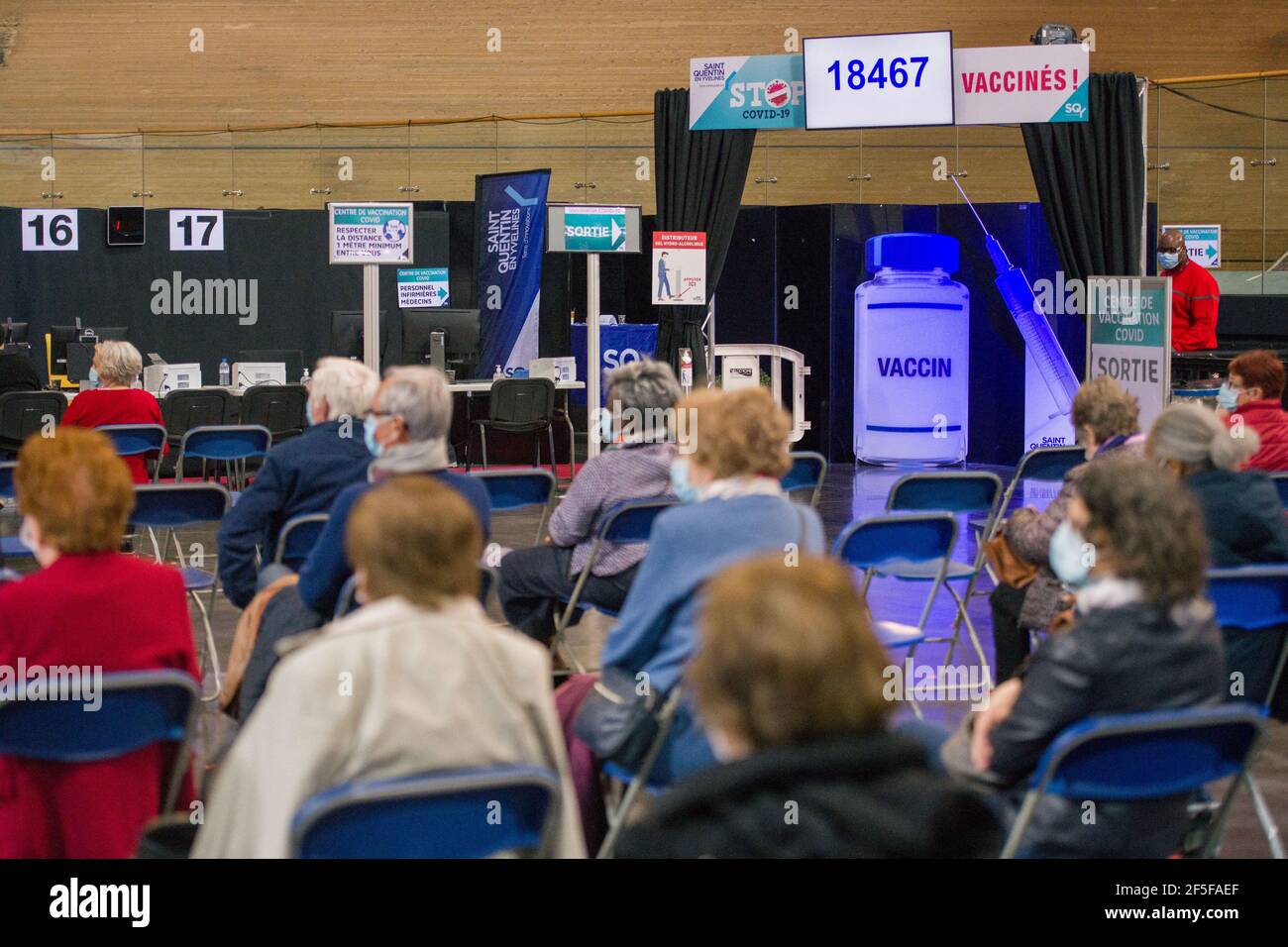 Saint Quentin en Yvelines, France. 26 mars 2021. L'équipe française de Cyclisme est en train de se former, car les patients se font vacciner à l'intérieur du vélodrome national français, dans le quartier de Saint-Quentin-en-Yvelines à Paris, en France, le mercredi 26 mars 2021. Le gouvernement français entend avoir vacciné 10 millions de personnes à la mi-avril, 20 millions à la mi-mai et 30 millions à la mi-juin, soit un peu moins de la moitié de la population totale. Photo de Nathan Laine/ABACAPRESS.COM crédit: Abaca Press/Alay Live News Banque D'Images