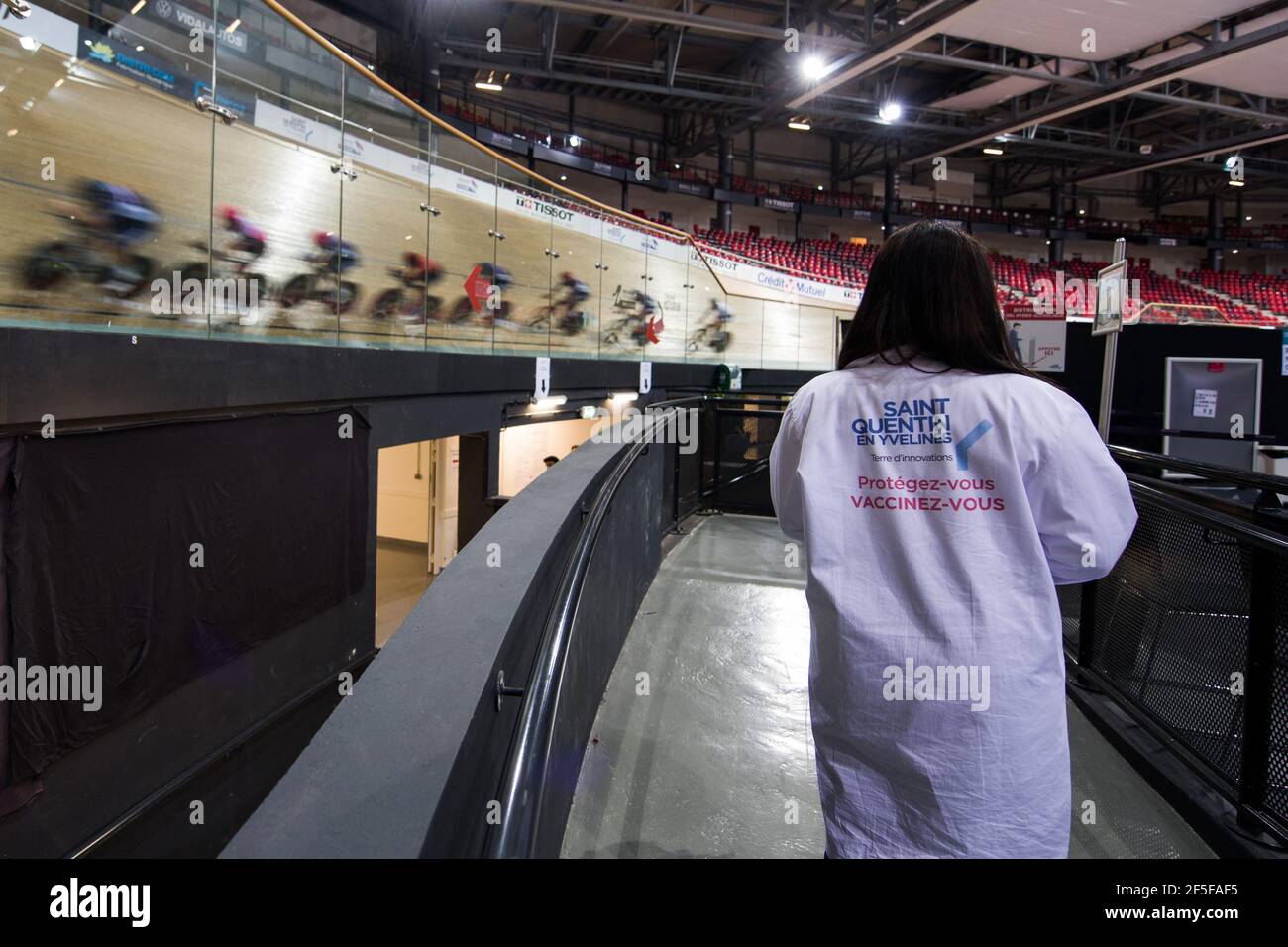Saint Quentin en Yvelines, France. 26 mars 2021. L'équipe française de Cyclisme est en train de se former, car les patients se font vacciner à l'intérieur du vélodrome national français, dans le quartier de Saint-Quentin-en-Yvelines à Paris, en France, le mercredi 26 mars 2021. Le gouvernement français entend avoir vacciné 10 millions de personnes à la mi-avril, 20 millions à la mi-mai et 30 millions à la mi-juin, soit un peu moins de la moitié de la population totale. Photo de Nathan Laine/ABACAPRESS.COM crédit: Abaca Press/Alay Live News Banque D'Images