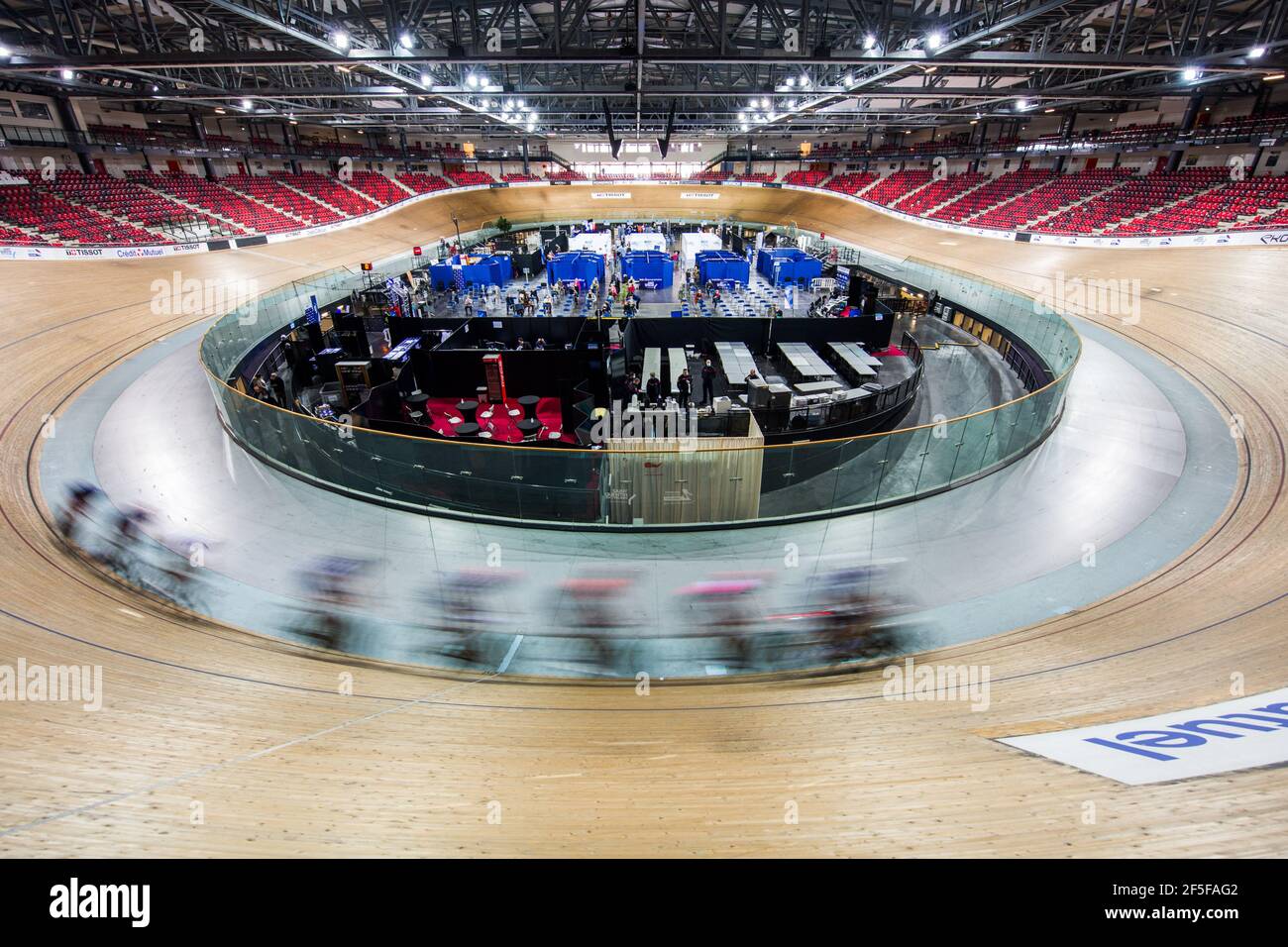 Saint Quentin en Yvelines, France. 26 mars 2021. L'équipe française de Cyclisme est en train de se former, car les patients se font vacciner à l'intérieur du vélodrome national français, dans le quartier de Saint-Quentin-en-Yvelines à Paris, en France, le mercredi 26 mars 2021. Le gouvernement français entend avoir vacciné 10 millions de personnes à la mi-avril, 20 millions à la mi-mai et 30 millions à la mi-juin, soit un peu moins de la moitié de la population totale. Photo de Nathan Laine/ABACAPRESS.COM crédit: Abaca Press/Alay Live News Banque D'Images
