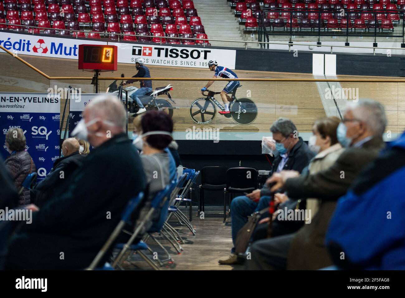 Saint Quentin en Yvelines, France. 26 mars 2021. L'équipe française de Cyclisme est en train de se former, car les patients se font vacciner à l'intérieur du vélodrome national français, dans le quartier de Saint-Quentin-en-Yvelines à Paris, en France, le mercredi 26 mars 2021. Le gouvernement français entend avoir vacciné 10 millions de personnes à la mi-avril, 20 millions à la mi-mai et 30 millions à la mi-juin, soit un peu moins de la moitié de la population totale. Photo de Nathan Laine/ABACAPRESS.COM crédit: Abaca Press/Alay Live News Banque D'Images