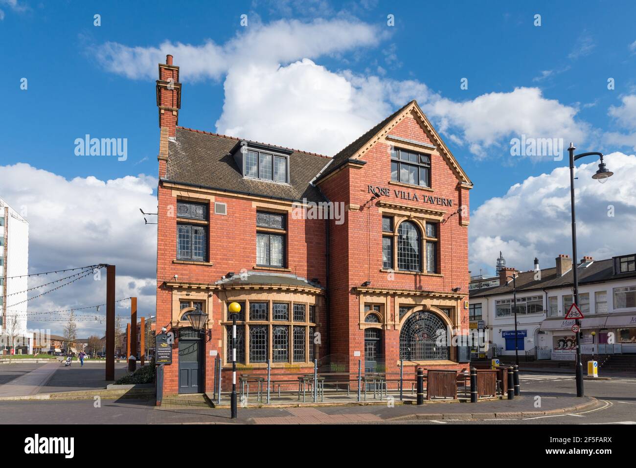 Le pub Rose Villa Tavern est situé dans un bâtiment victorien historique du quartier des bijoux de Birmingham Banque D'Images