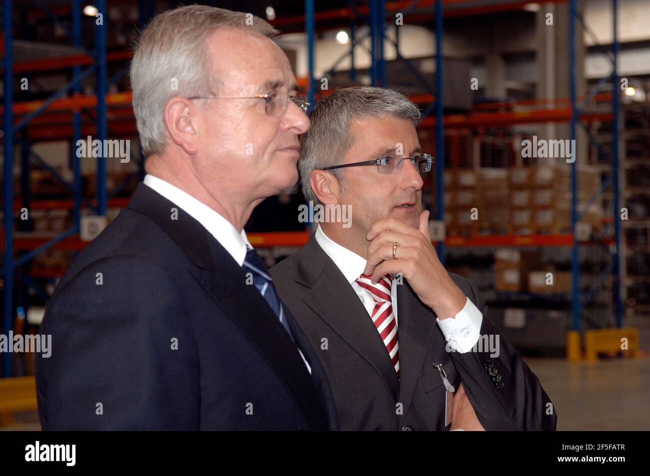 Les anciens patrons de VW et d'Audi, Winterkorn et Stadler, ont violé leur devoir de diligence en ce qui concerne l'affaire des émissions après que le conseil de surveillance de VW ait cru. Le groupe exige maintenant une compensation de la part des deux. Photo d'archive; Rupert STADLER, PDG d'AUDI AG (RE) avec le professeur Martin WINTERKORN, PDG de Volkswagen AG. Audi Brussels cérémonie le 30 mai 2007 dans le Parc automobile de Bruxelles/Belgique. Â | utilisation dans le monde entier Banque D'Images