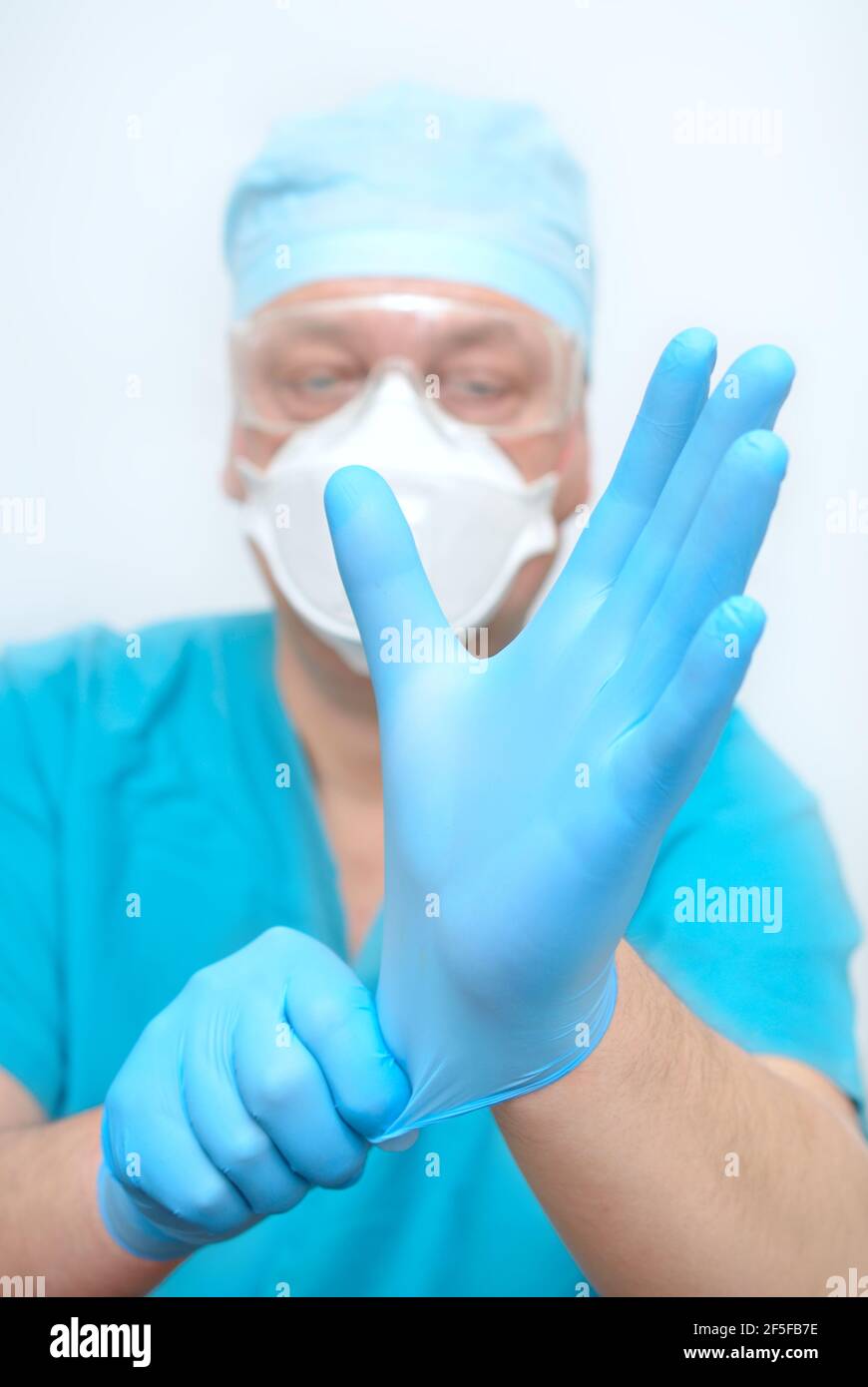 Le médecin met des gants stériles. Préparation à la chirurgie Banque D'Images