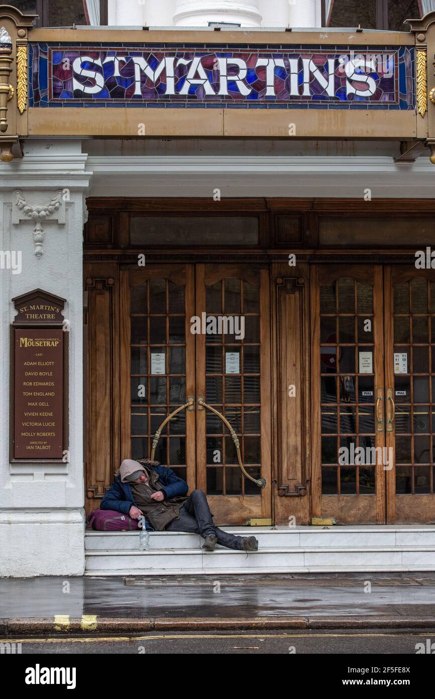 Un homme sans domicile s'assoit sur les marches du St Martin Theatre, dans le West End de Londres, avant que le coronavirus LockDown n'ait organisé la production du Mousetrap. Banque D'Images