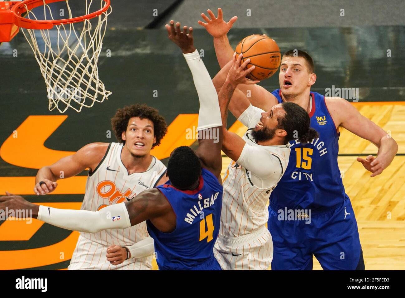 Orlando, Floride, États-Unis, 23 mars 2021, Le joueur Orlando Magic Michael carter-Williams #7 tente de faire un panier contre les Duggets au Centre Amway (photo: Marty Jean-Louis) Banque D'Images