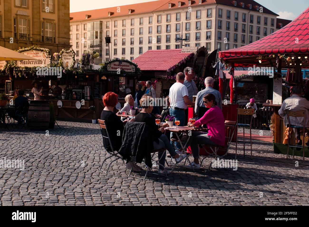 17 mai 2019 Dresde, Allemagne - Biergarten at Altmarkt. Les gens dans un pub de jardin de bière. Banque D'Images