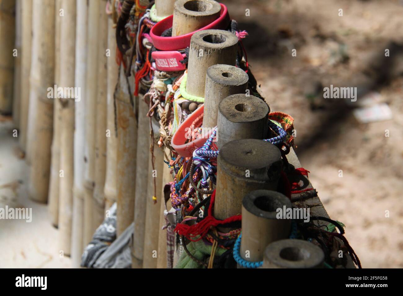 Bracelets commémorant les morts des champs de meurtre à Phnom Penh, au Cambodge Banque D'Images