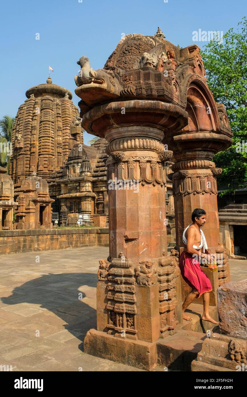 Bhubaneswar, Inde - février 2021 : un homme va faire une offrande au temple de Mukteshwar le 9 février 2021 à Bhubaneswar, Odisha, Inde. Banque D'Images