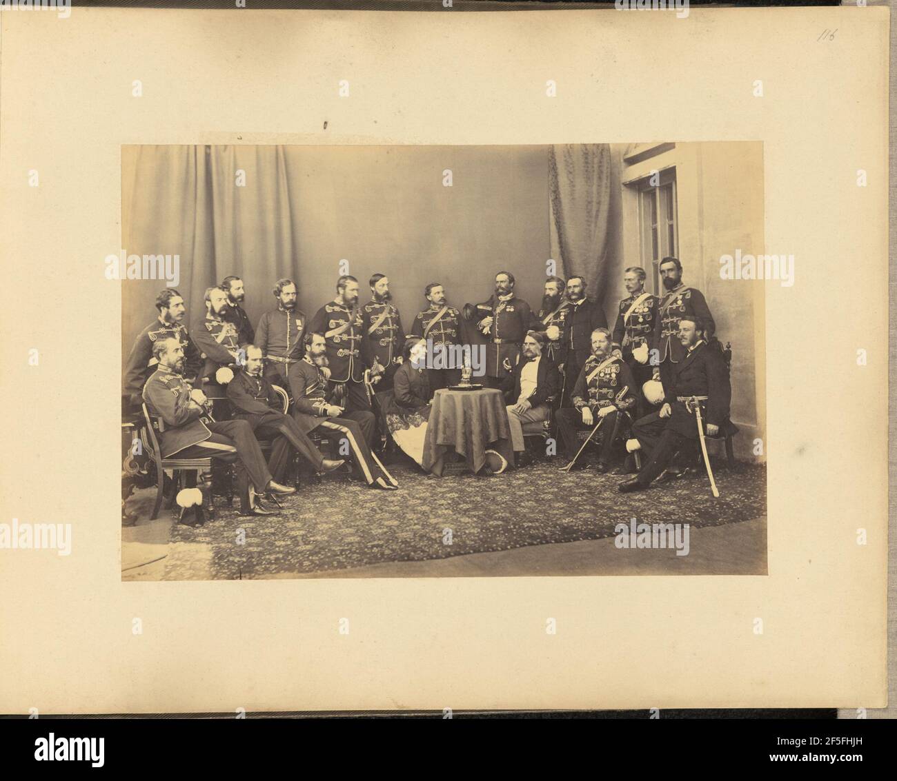 Portrait de groupe de Sir William Mansfield, de Lady Margaret Mansfield et de son personnel. Fabricant inconnu Banque D'Images