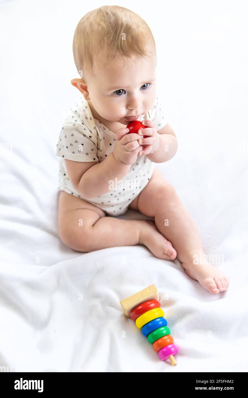 Bebe Joue Avec Une Pyramide A La Maison Mise Au Point Selective Personnes Photo Stock Alamy