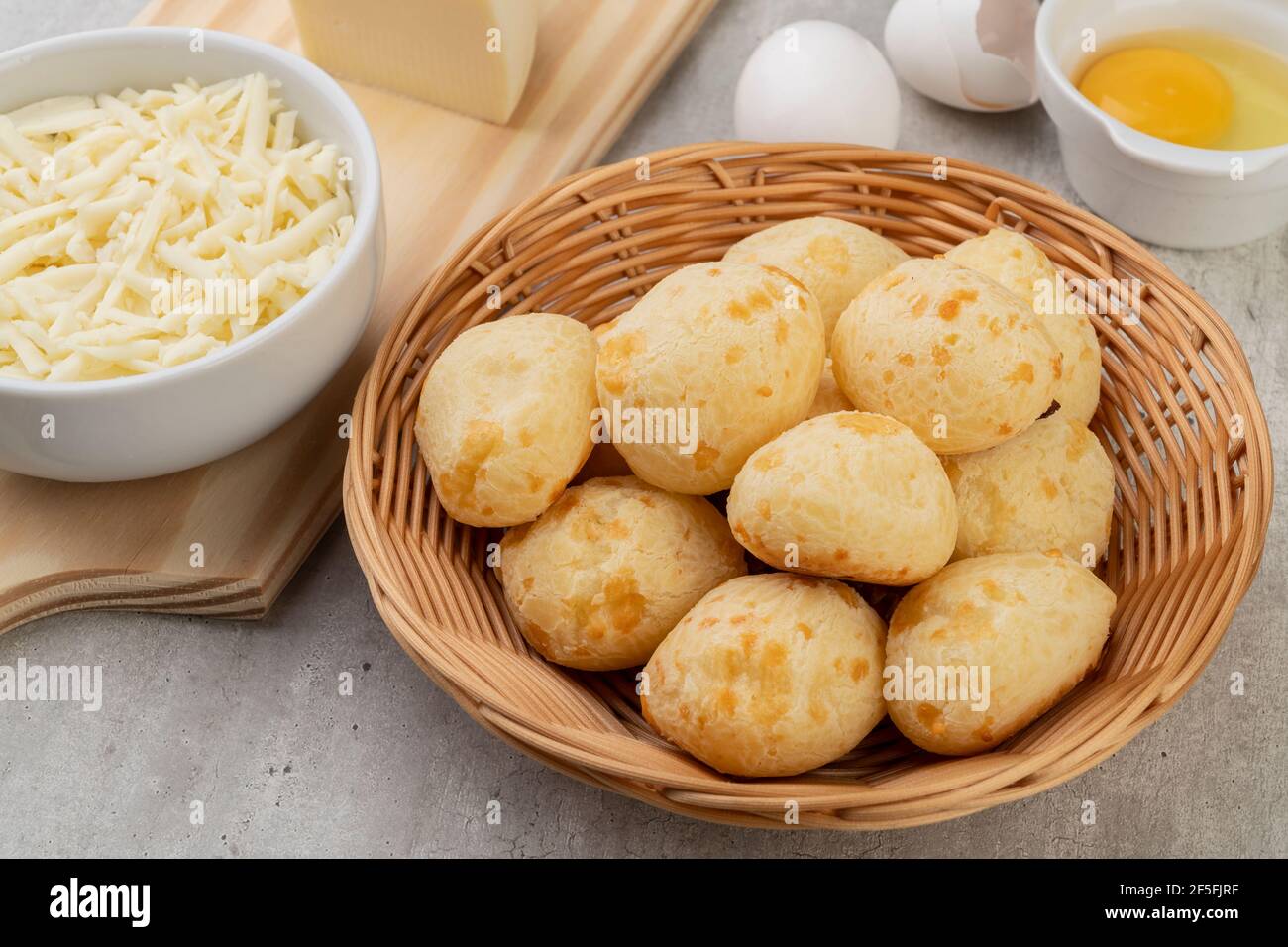 Pains au fromage typiquement brésilien avec ingrédients. Banque D'Images