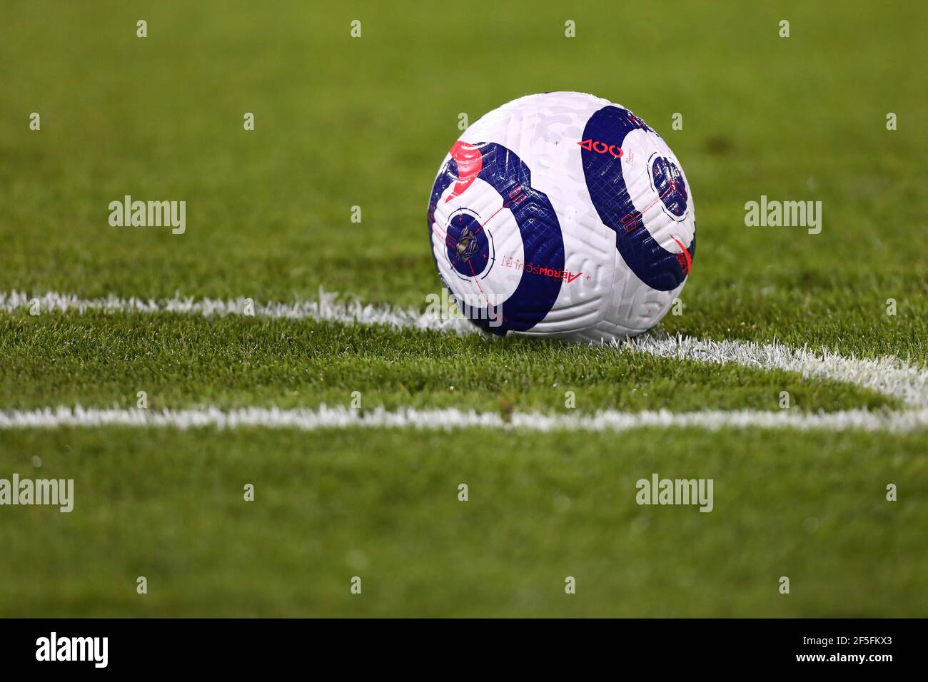 Ballon officiel de match Nike Flight bleu et blanc de la Premier League 2020/21 - West Ham United v Leeds United, Premier League, London Stadium, Londres, Royaume-Uni - 8 mars 2021 usage éditorial exclusif - restrictions DataCo applicables Banque D'Images