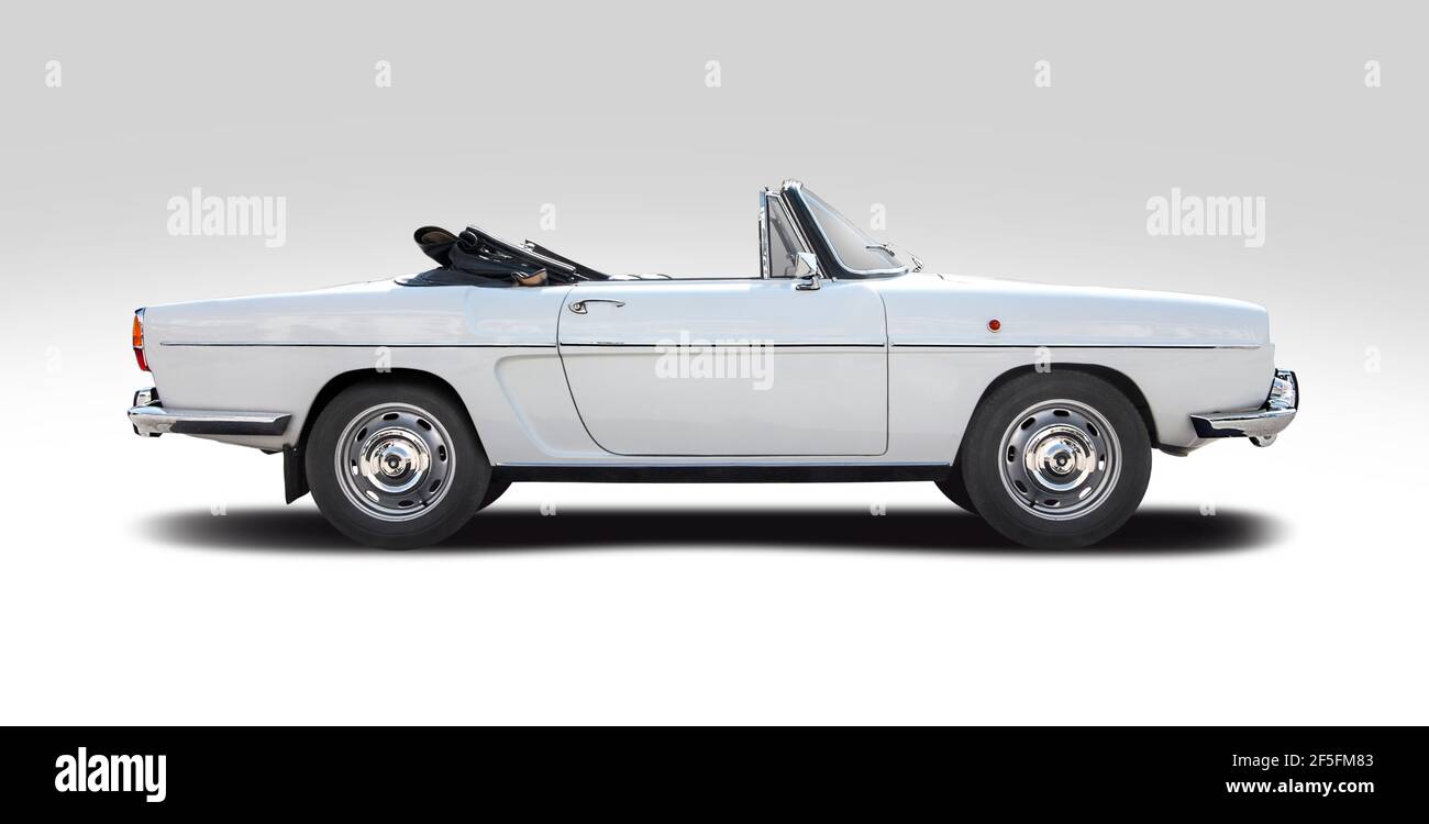 Vue latérale d'une voiture classique française cabrio isolée sur fond blanc Banque D'Images