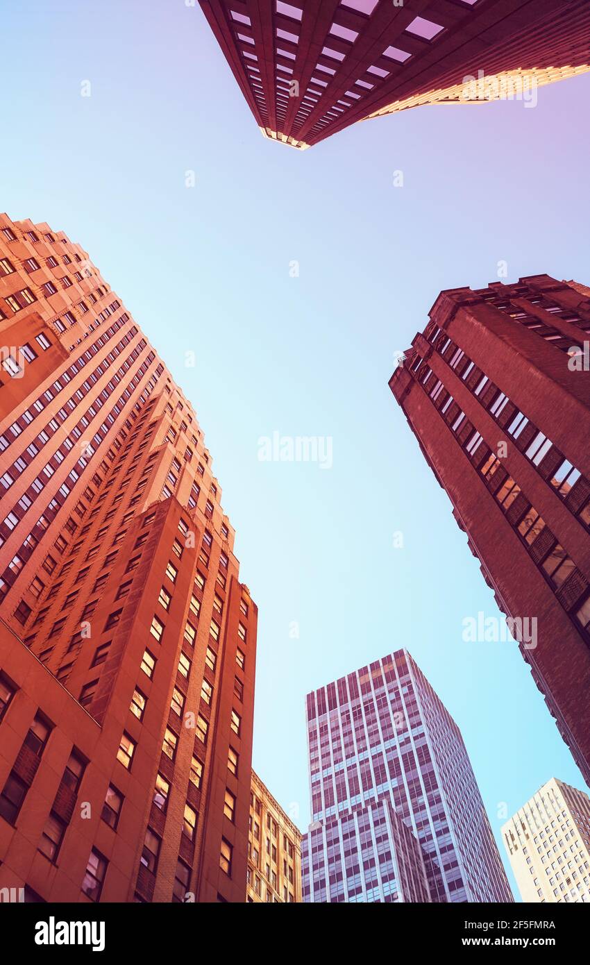 À la recherche jusqu'à New York, des gratte-ciel aux tons couleur photo, USA. Banque D'Images