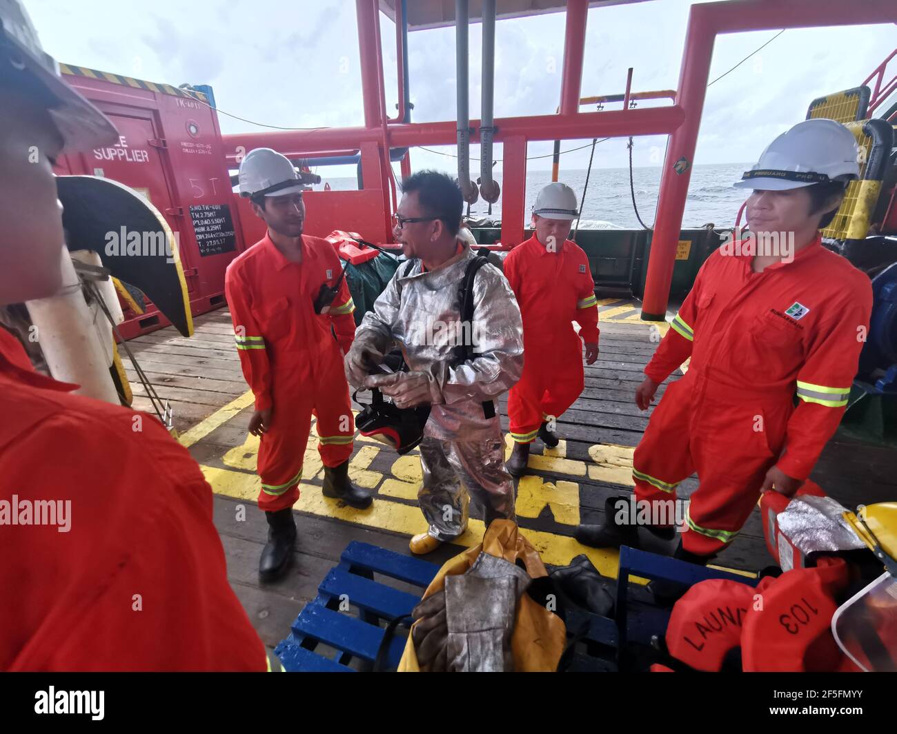 le marin a effectué un exercice d'incendie mensuel sur le pont, pour rafraîchir sa formation et tester toutes les pompes d'incendie et les tuyaux d'incendie d'urgence Banque D'Images
