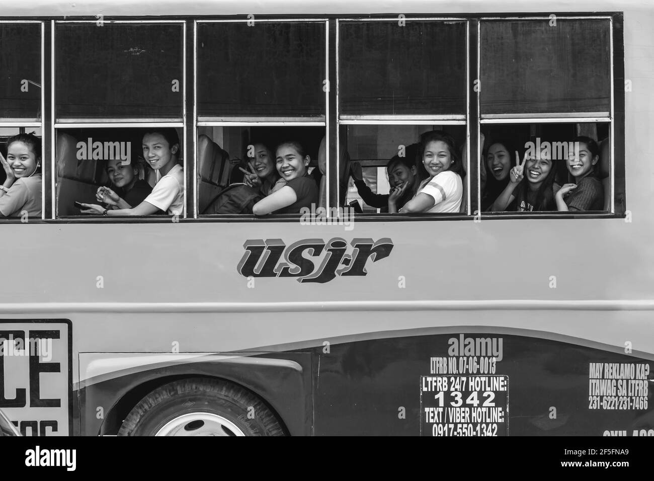 Joyeux jeunes Philippins dans un bus, Cebu City, Cebu, Philippines. Banque D'Images