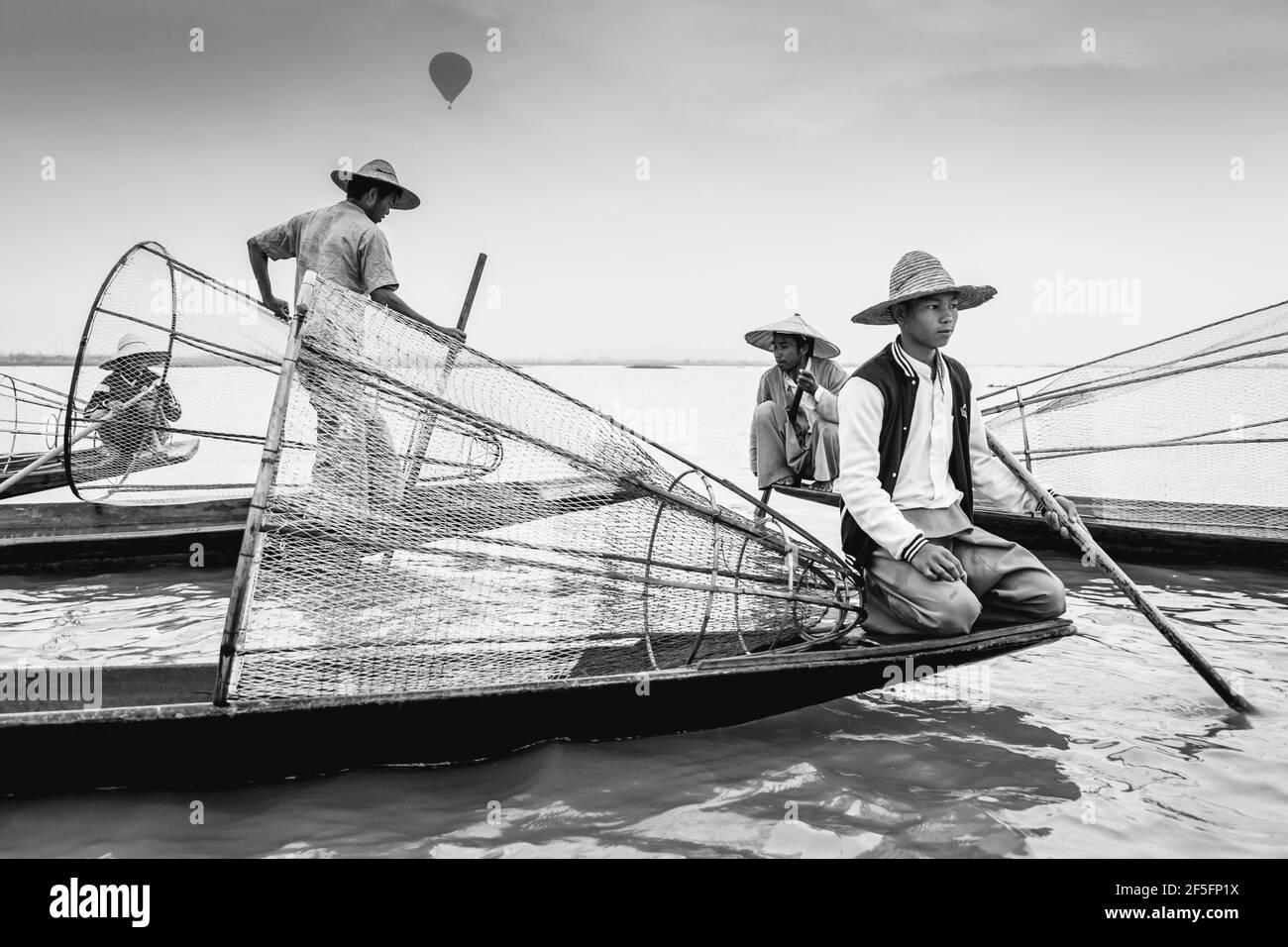 L'aviron, le lac des pêcheurs de la jambe, Inle, Myanmar de l'État Shan Banque D'Images