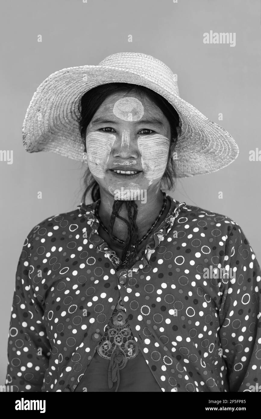 Le portrait d'une femme birmane, le lac Inle, l'État de Shan, Myanmar Banque D'Images