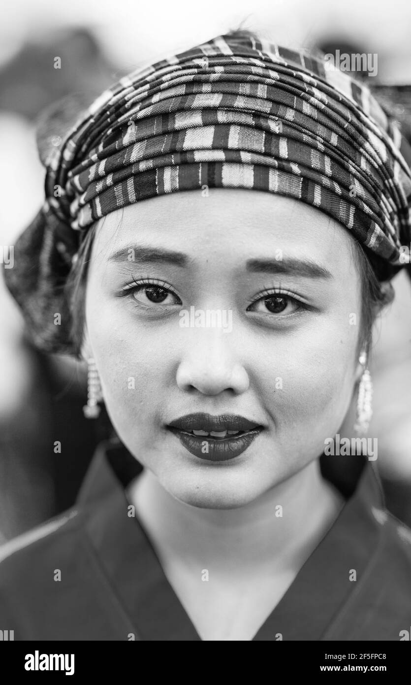 Une jeune femme de la Shan (ou Tai Yai) Groupe Ethnique au Festival de la Pagode Kakku Taunggyi, Shan State, Myanmar. Banque D'Images