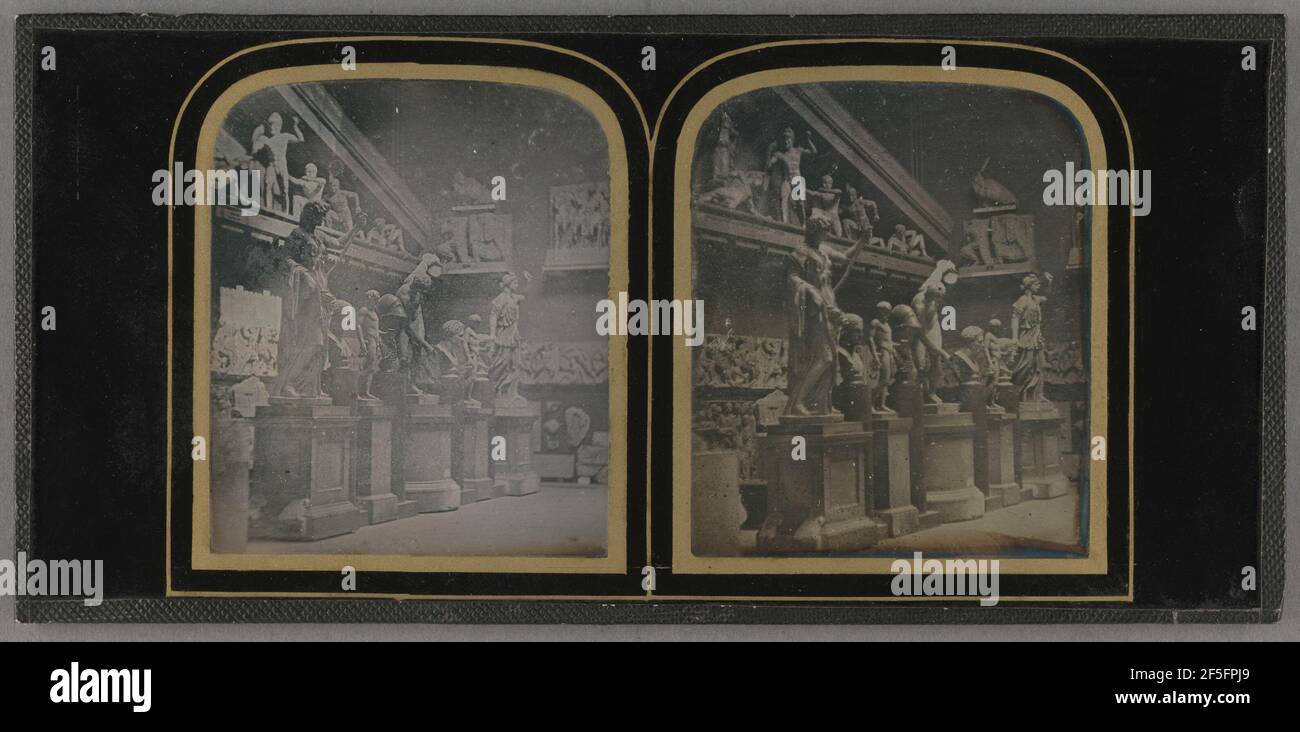 Salle pleine de bustes et sculptures avec fronton du Temple d'Aegina / figurines de fronces et parties de frises. Fabricant inconnu, britannique Banque D'Images
