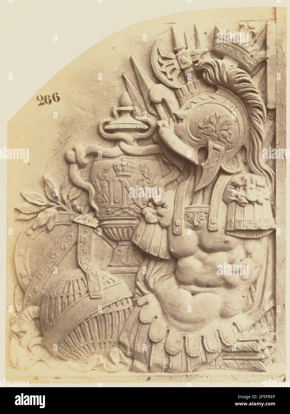 Trophée des armes par Ambroise Choiselat, Décoration du Louvre, Paris. Édouard Baldus (né en Allemagne, 1813 - 1889) Banque D'Images