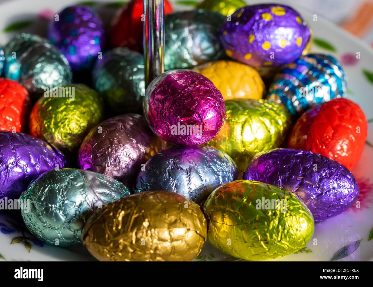 Des oeufs en chocolat pour Pâques aluminium coloré Banque D'Images