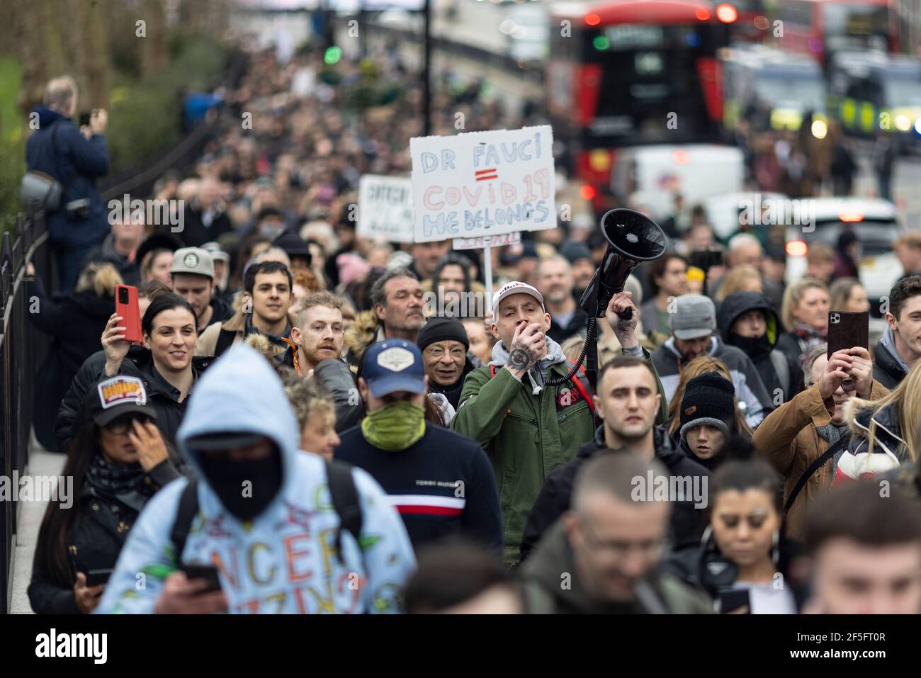 Manifestation contre le confinement et la vaccination contre Covid-19, Londres, 20 mars 2021. Les manifestants défilent. Banque D'Images