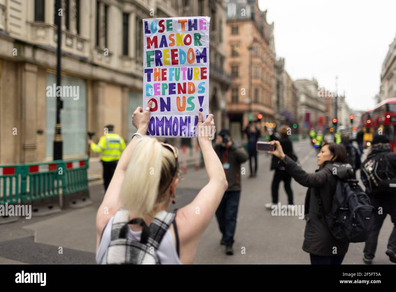 Manifestation contre le confinement et la vaccination contre Covid-19, Londres, 20 mars 2021. Affiche de la tenue du manifestant en marche. Banque D'Images