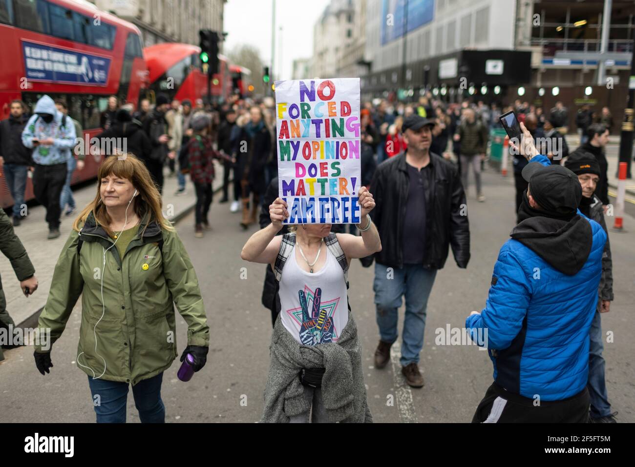 Manifestation contre le confinement et la vaccination contre Covid-19, Londres, 20 mars 2021. Affiche de la tenue du manifestant en marche. Banque D'Images