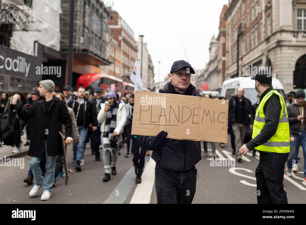 Manifestation contre le confinement et la vaccination contre Covid-19, Londres, 20 mars 2021. Manifestant avec étiquette « plpandémique ». Banque D'Images