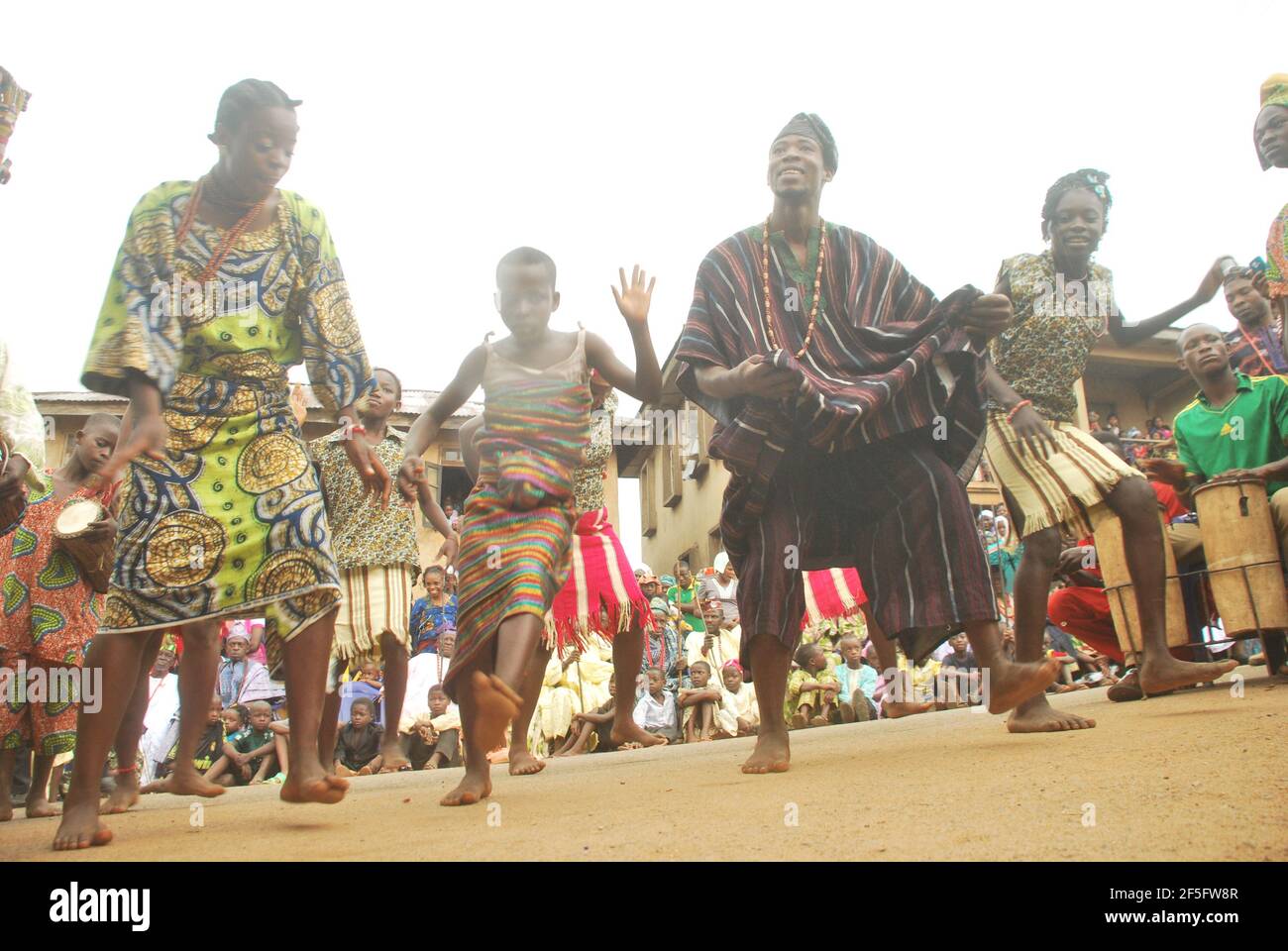 Des danseurs d'Igbomina se produisent pendant le festival Isiro, Oke-Ila Orangun, État d'Osun, Nigeria. Banque D'Images