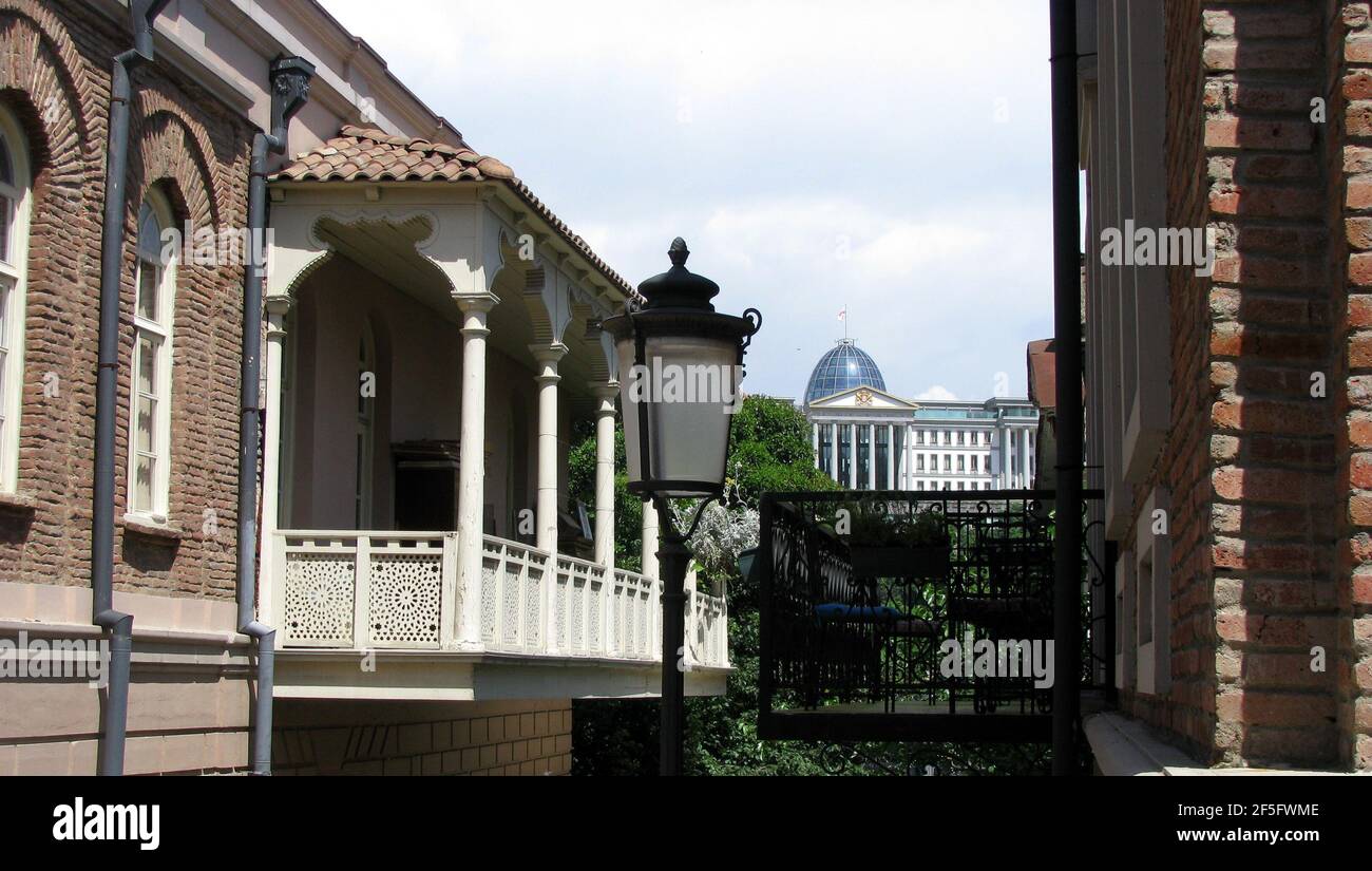 Lanterne et balcon dans le vieux Tiflis de Tbilissi en Géorgie Banque D'Images