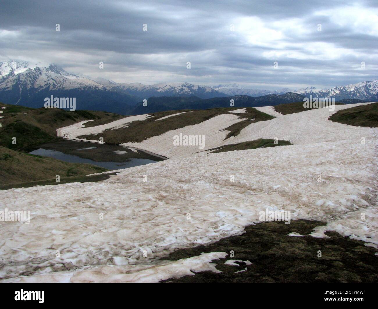 Champ de neige sur la route des lacs de Koruldi près de Mestia Géorgie Banque D'Images