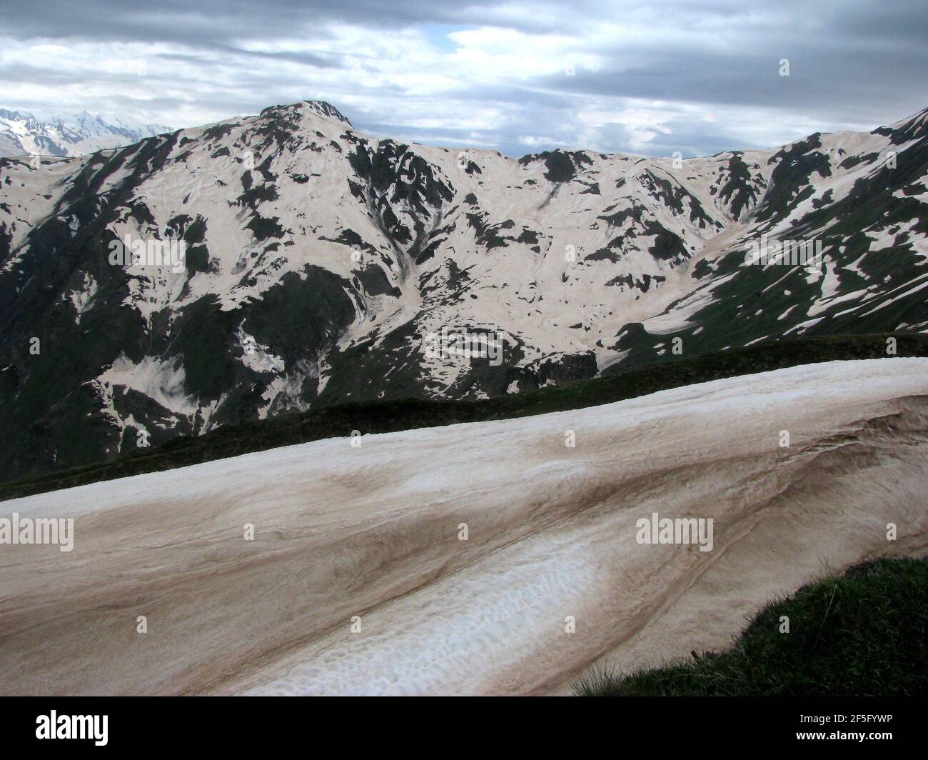 Champ de neige sur la route des lacs de Koruldi près de Mestia Géorgie Banque D'Images
