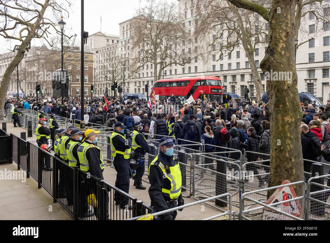Manifestation contre le confinement et la vaccination contre Covid-19, Whitehall, Londres, 20 mars 2021. Les manifestants défilont devant Downing Street. Banque D'Images
