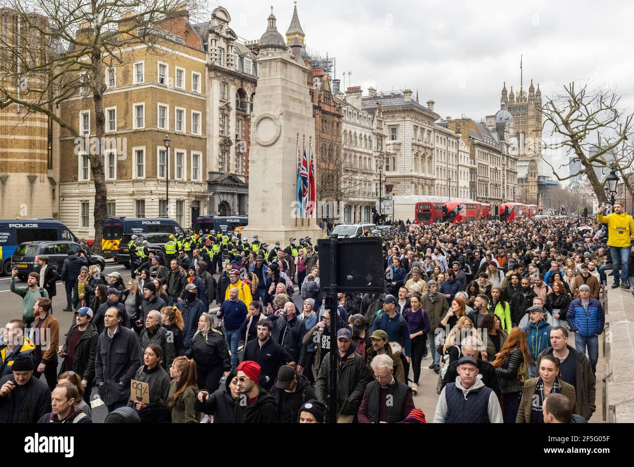 Manifestation contre le confinement et la vaccination contre Covid-19, Whitehall, Londres, 20 mars 2021. Foule de manifestants en marche. Banque D'Images