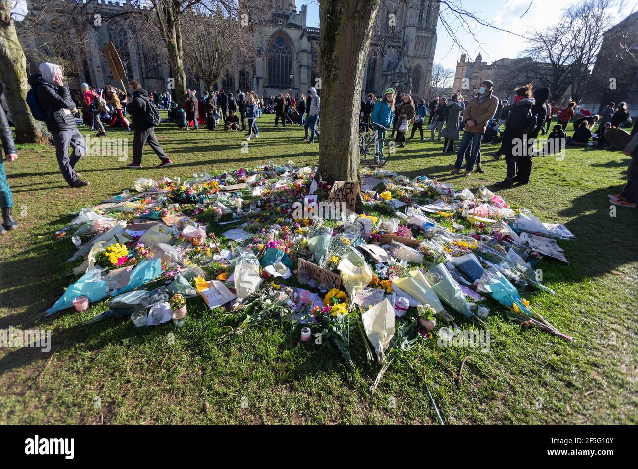 Fleurs à la mémoire de la femme assassinée Sarah Everard, Bristol, Royaume-Uni Banque D'Images