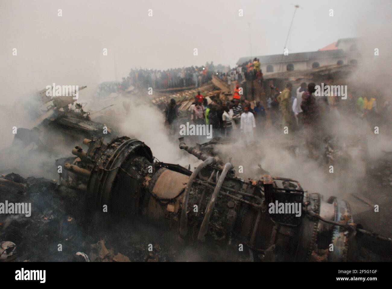 Dana avion Crash: Équipe de sauvetage sur le site de l'accident, Iju-Ishaga, Lagos State, Nigeria. Banque D'Images