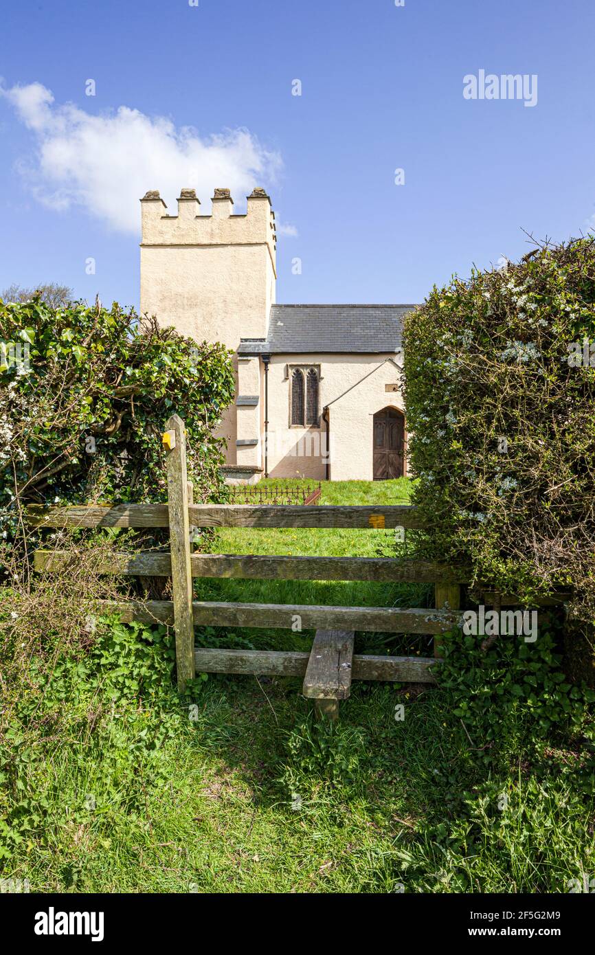 Une piquet sur un sentier menant à l'église Sainte Marie de Magdalene du XVe siècle dans le hameau d'Exmoor de Withiel Florey, Somerset, Royaume-Uni Banque D'Images