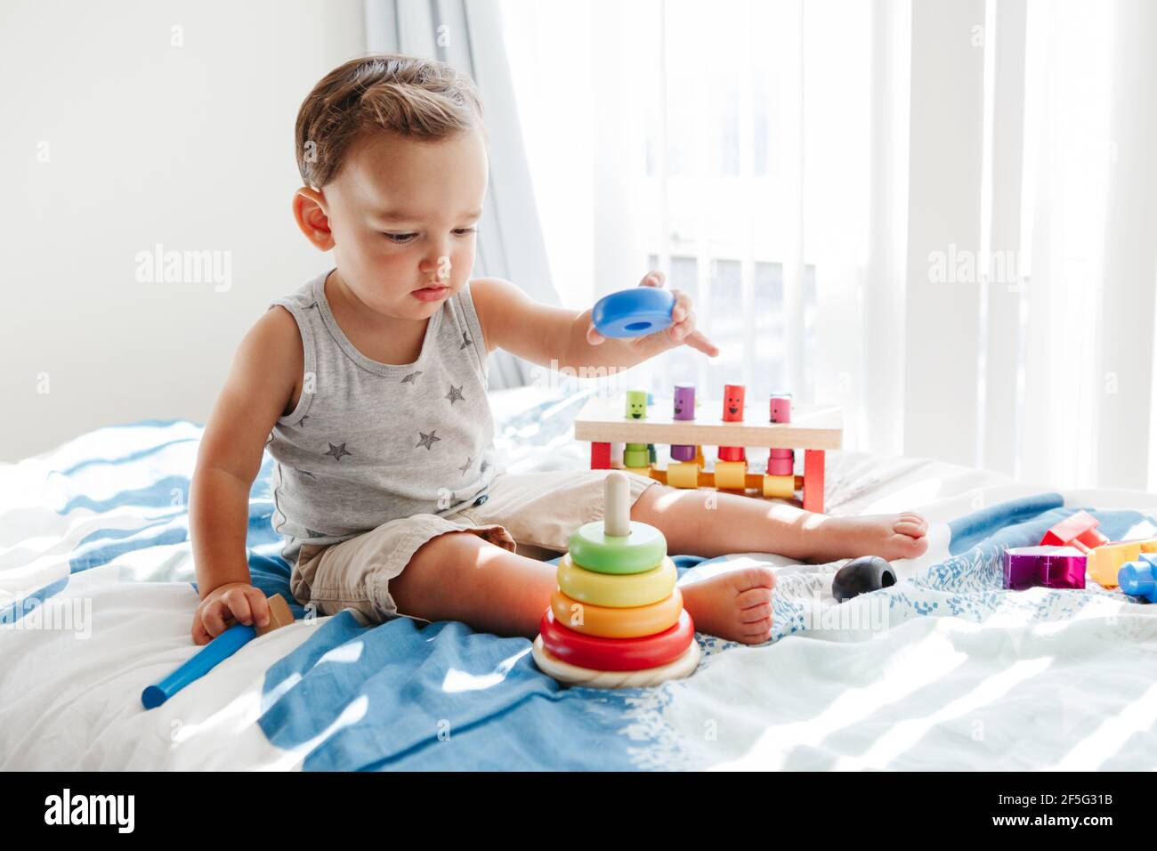Bebe Tout Petit Mignon Jouant Avec L Apprentissage Jouet Pyramide Blocs D Empilage A La Maison Formation De Montessori Jeune Age Activite De Developpement Amusante Main Cerveau Pour Enfants Photo Stock Alamy