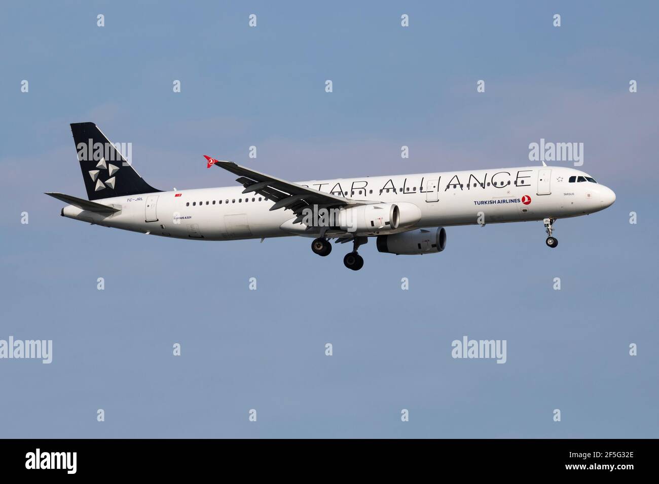 Star Alliance Turkish Airlines Airbus A321 TC-JRL avion passager arrivée Et  atterrissage à l'aéroport Atatürk d'Istanbul Photo Stock - Alamy