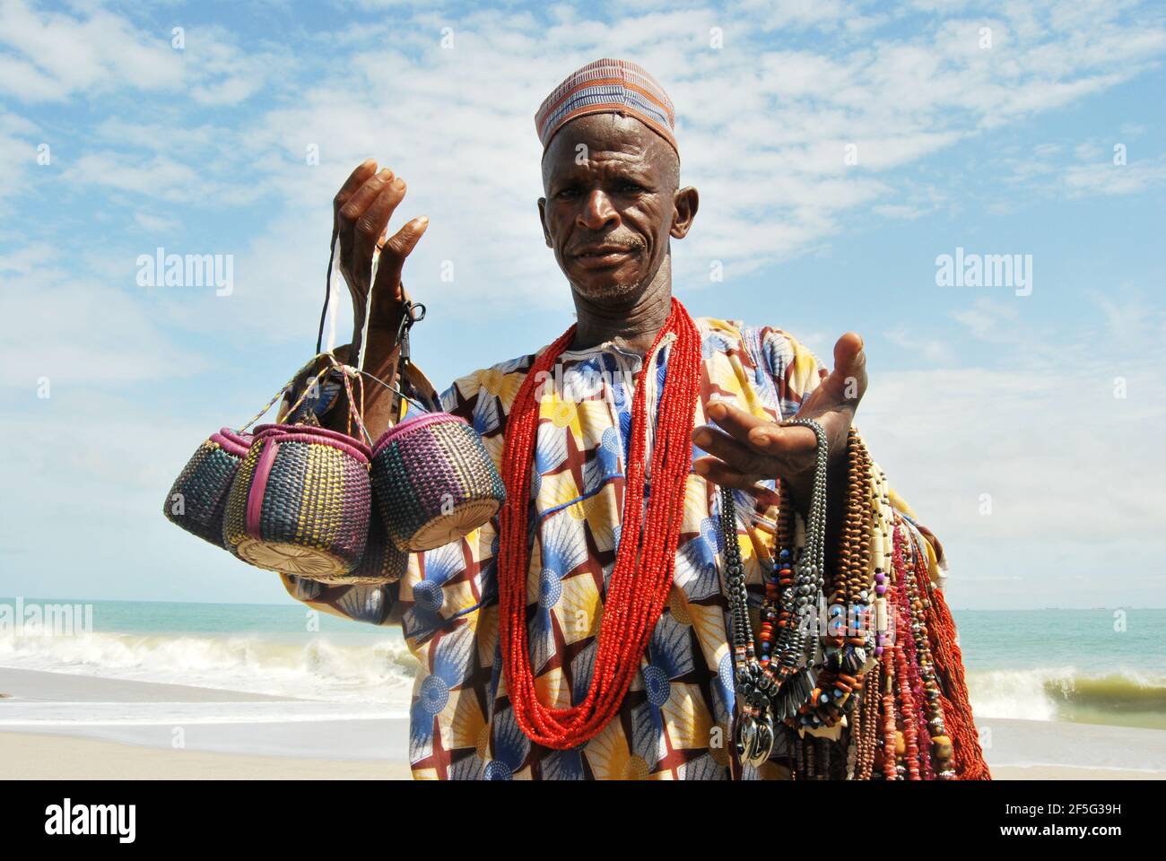 Homme vendant des perles traditionnelles à Lagos Bar Beach, Nigeria. Banque D'Images