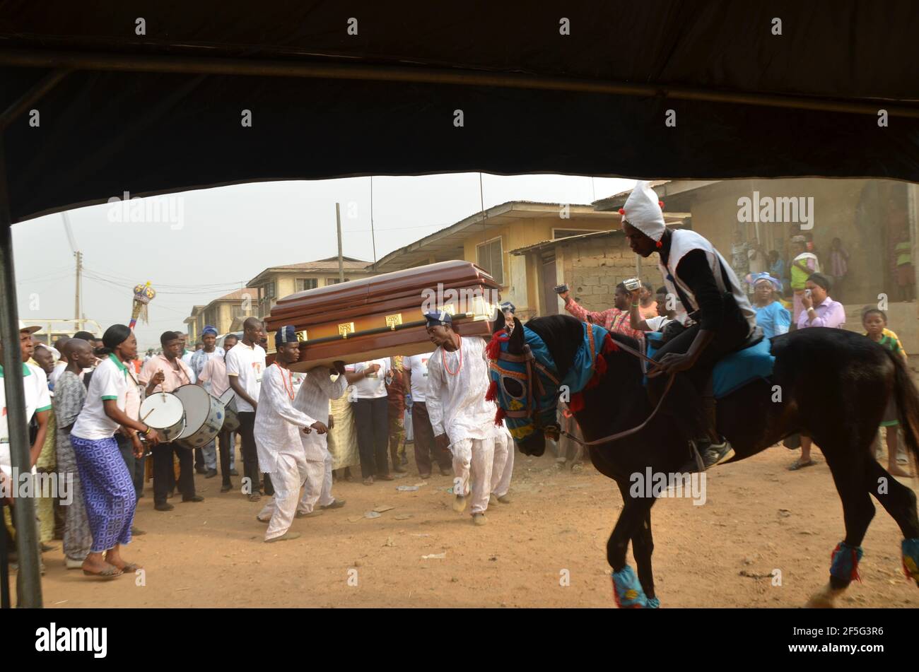 Palporteur exposant en costume de Yoruba lors de la cérémonie d'enterrement d'un chef dans le pays de Yoruba. Banque D'Images