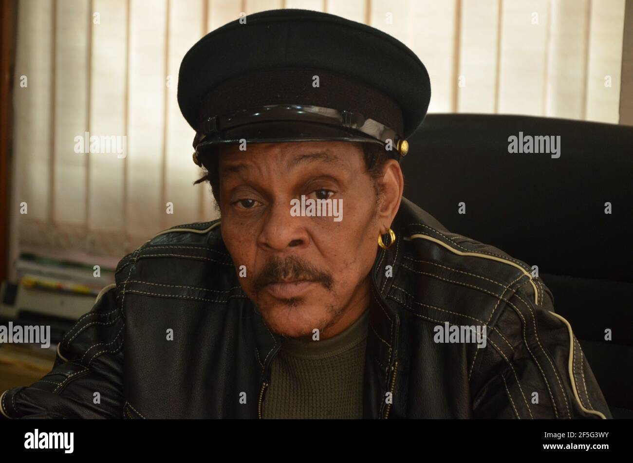 Majek Fashek (Majekodunmi Fasheke), auteur-compositeur-interprète nigérian et guitariste. Banque D'Images