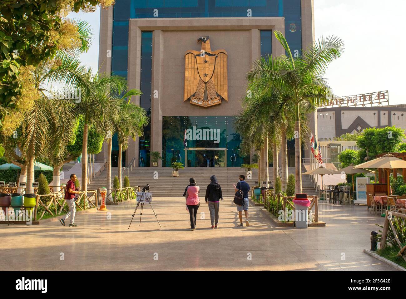 Le Caire, Egypte - 04 octobre 2020 : entrée de la Tour du Caire Zamalek, une tour de télévision dans le quartier moderne de Zamalek, entourée par le Nil. Banque D'Images