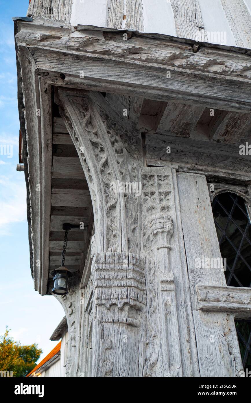 Sculpture décorative autour de la porte principale du bâtiment Guildhall à colombages du XVIe siècle à Lavenham, Suffolk, Angleterre Banque D'Images