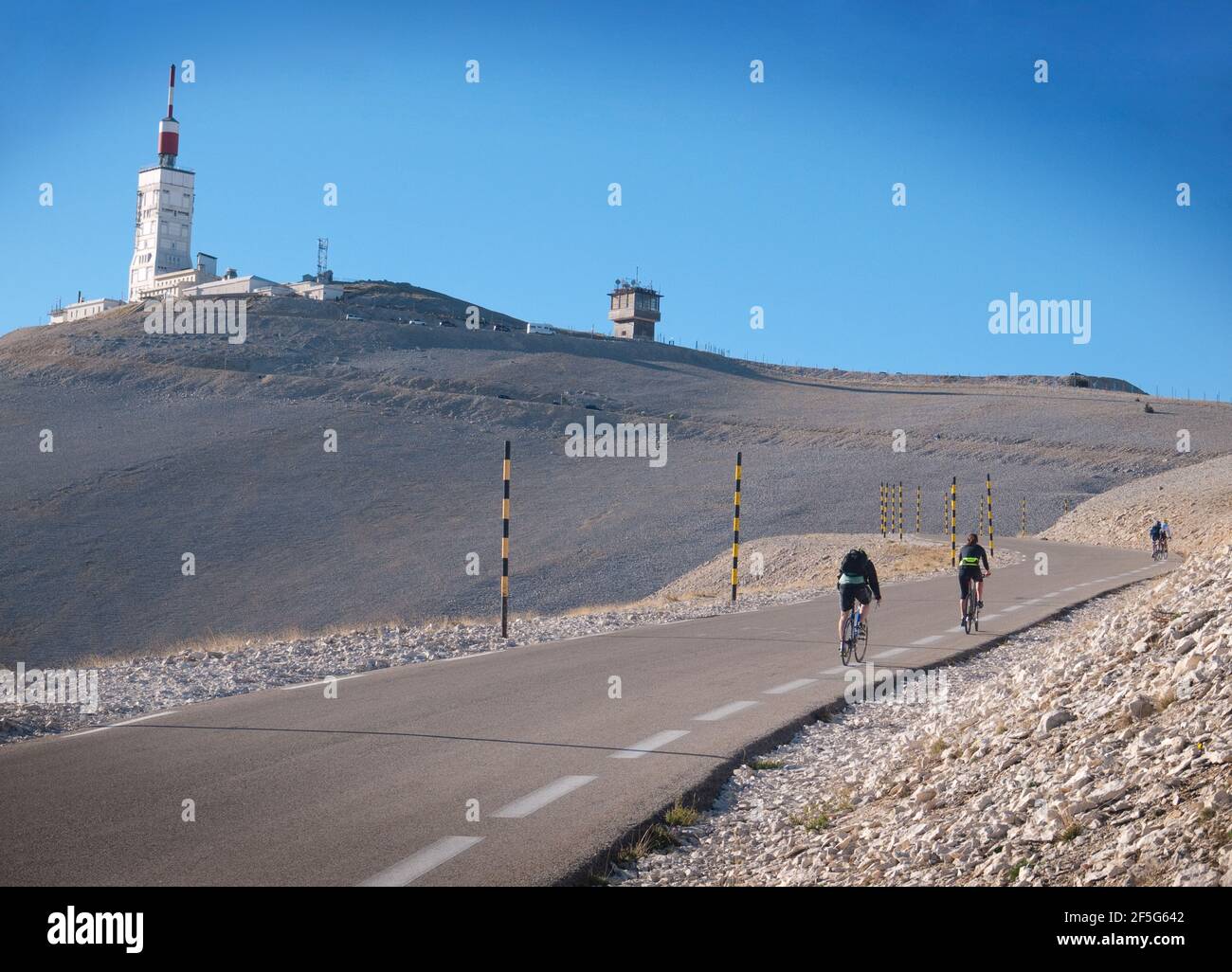 Les cyclistes se mettent en route vers le sommet du Mont Ventoux, du côté sud de Béthin. Vaucluse, Provence, France Banque D'Images