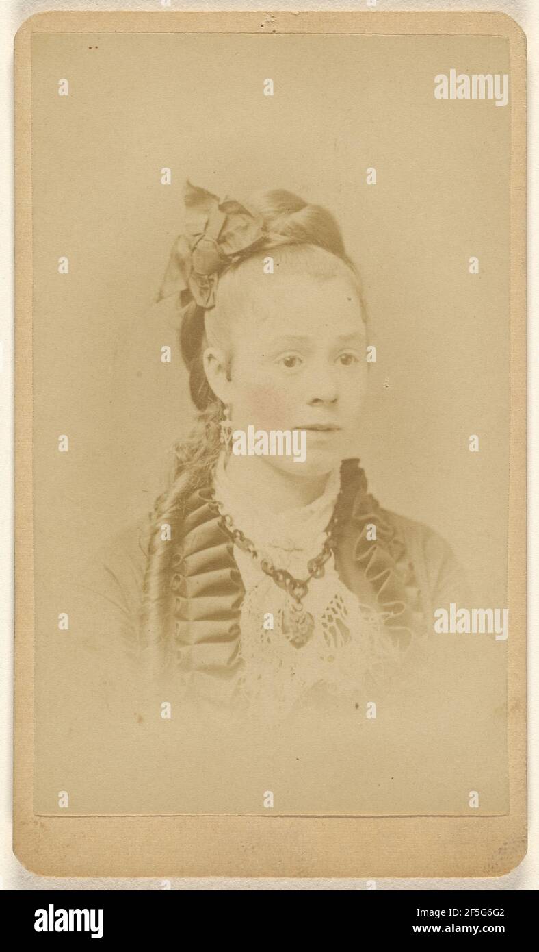 Femme non identifiée portant un cercueil en forme de coeur autour de son cou, imprimé en style vignette. Mahan et Keller Banque D'Images