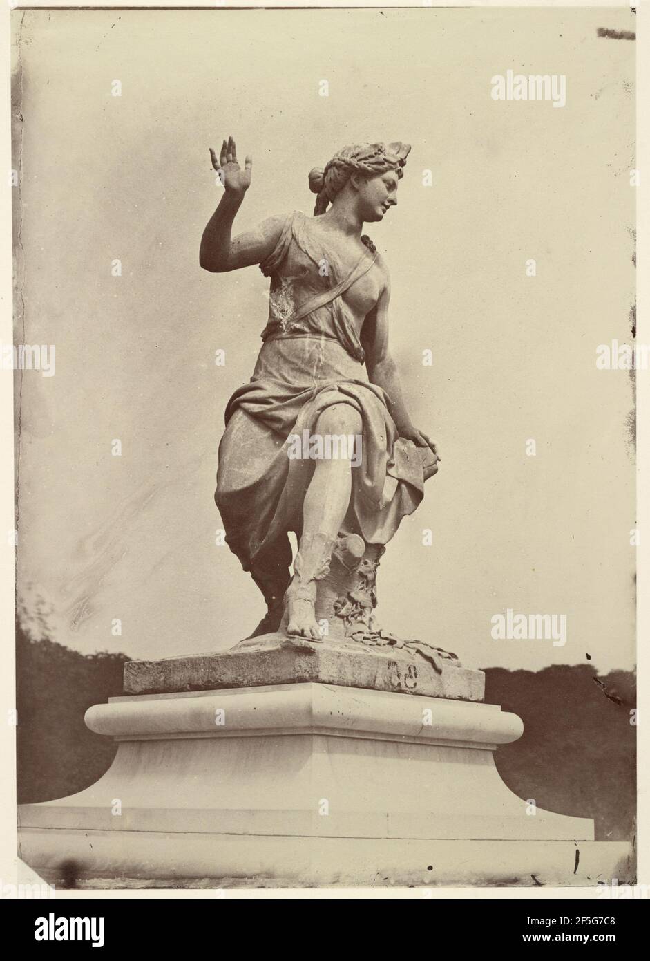 Statue non identifiée d'une Déesse féminine, jardin des Tuileries, Paris. Charles Nègre (français, 1820 - 1880) Banque D'Images