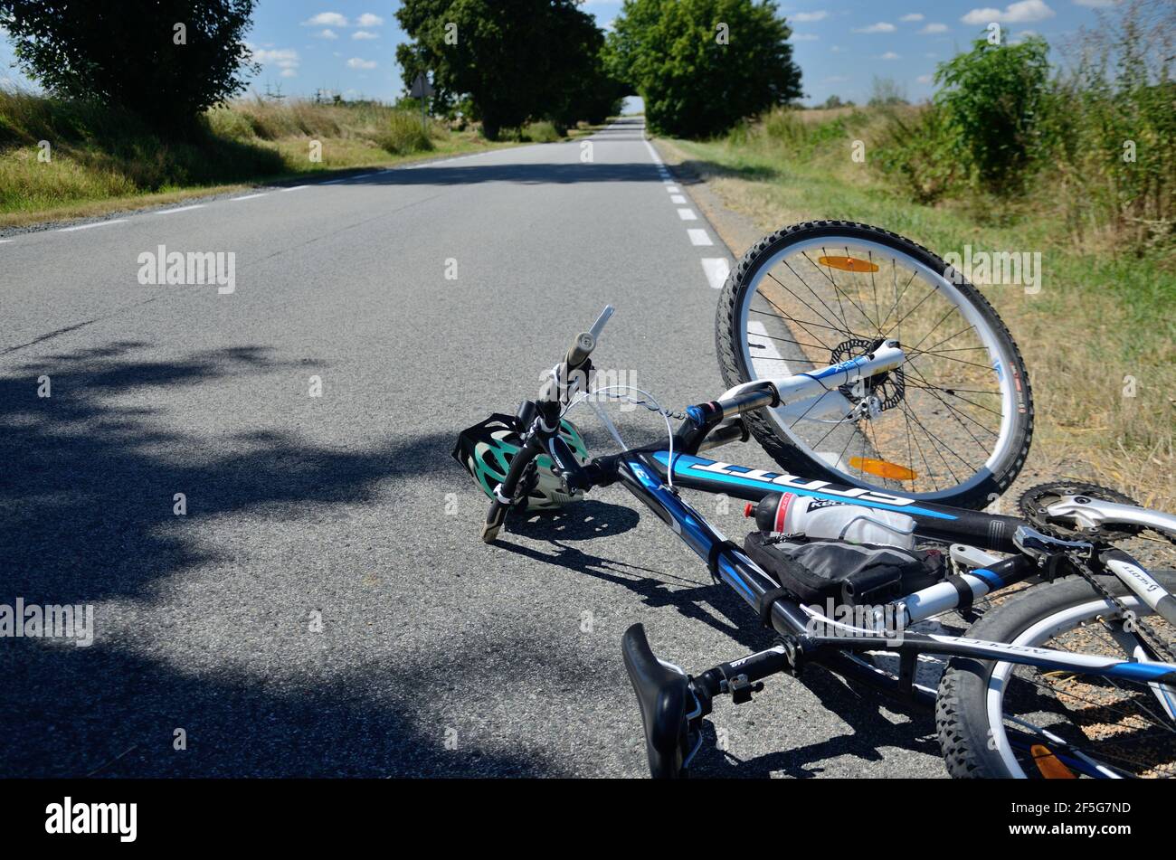 BASSE SIELESIA, POLOGNE - 1ER AOÛT : vélo tombé à l'écart de la route pendant l'été 1er août 2020. Banque D'Images